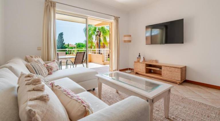 Fully equipped holiday apartment with private pool, yard & terrace | Pet-friendly in Loulé