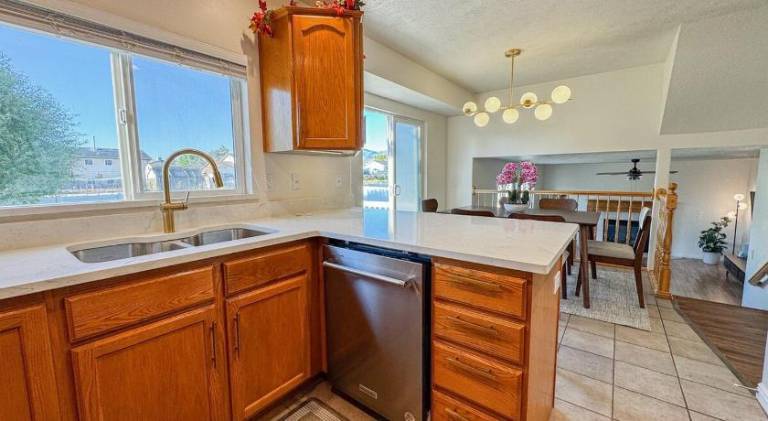 Family Retreat Near SLC Airport 6 BR 3 Bath — photo 5