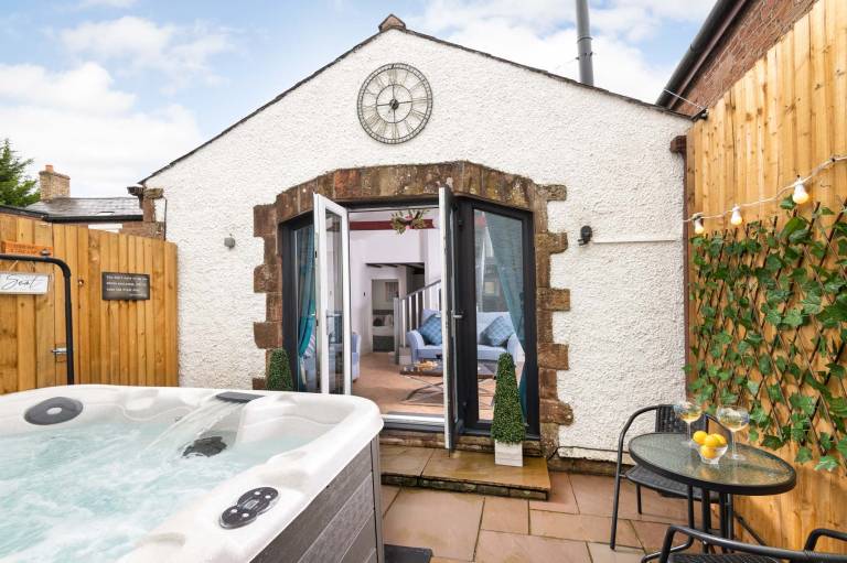 Beautiful 2 Bed Cottage in Brampton
