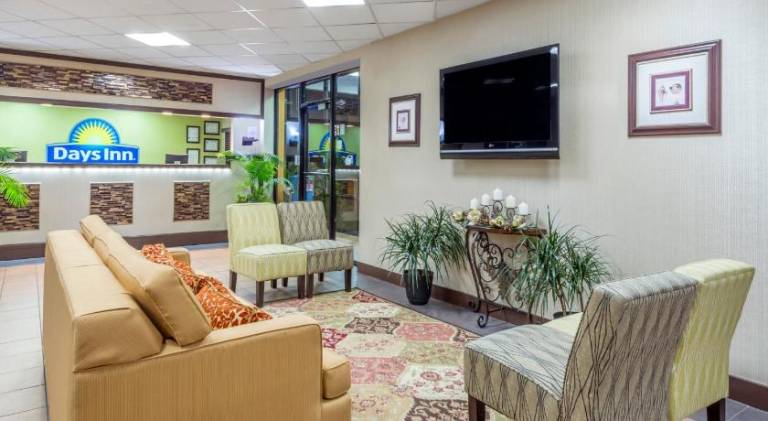 Days Inn by Wyndham Knoxville East — photo 3