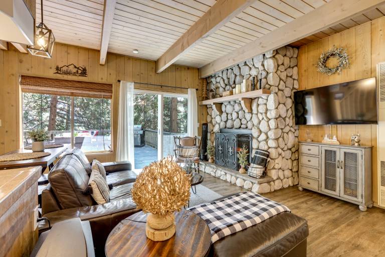 2 Mi to Lake Arrowhead: Pet-Friendly Cabin — photo 2