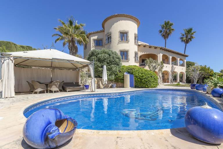 Villa with barbeque, patio & yard | Water view — photo 4