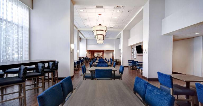 Hampton Inn & Suites Alexandria Old Town Area South — photo 4