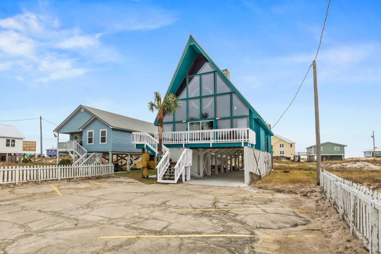Mighty Big Wheel Newly Renovated, 6BR, Pool Table, Steps to Beach, Dogs OK! ️ — photo 3