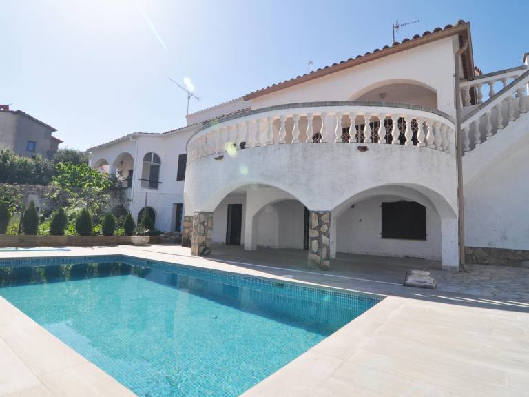 Villa with BBQ & private pool — photo 2