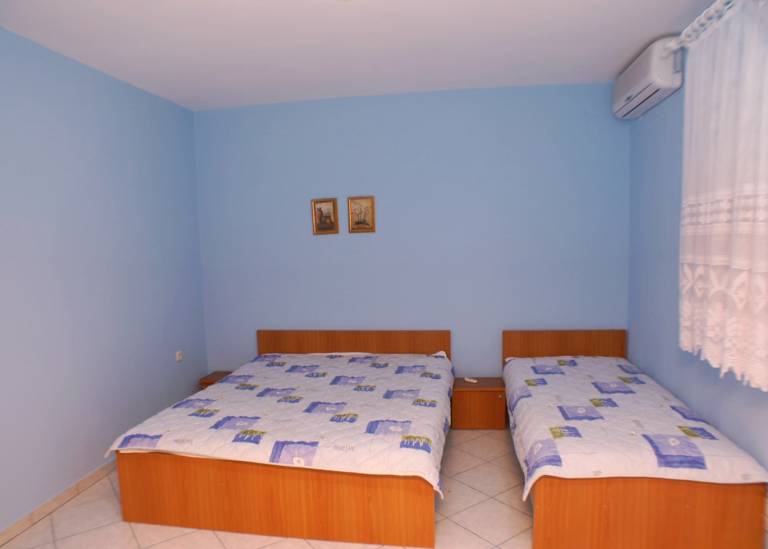 One bedroom apartment near beach Kustići, Pag (A-4087-h) — photo 5