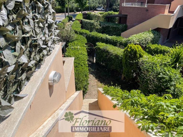 Rental apartment with yard & patio — photo 2