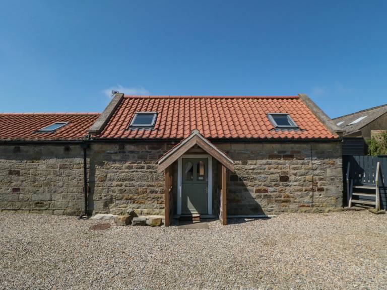 Cottage with yard in Scarborough