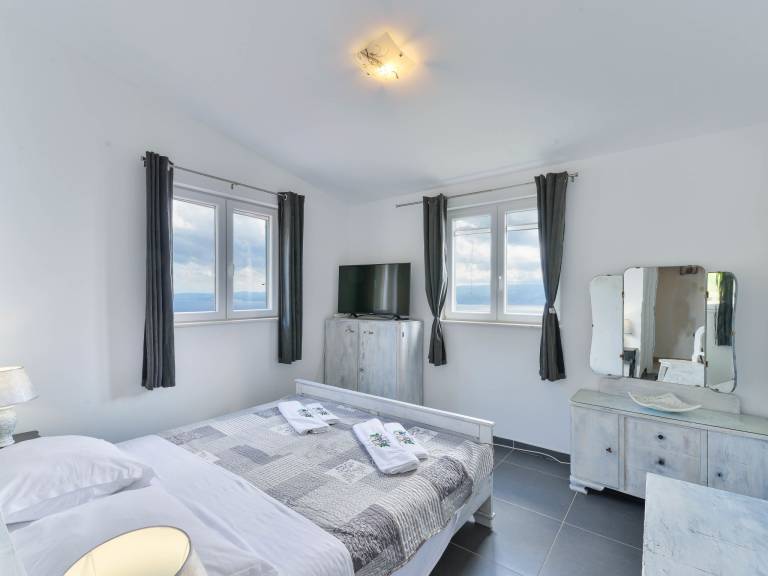 Vacation home with private pool, barbecue & yard | Sea view — photo 5