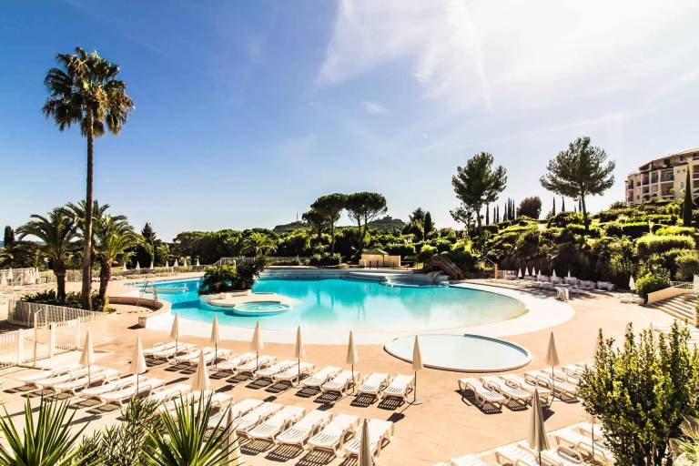 Apartment with heated pool & terrace in Saint-Raphaël