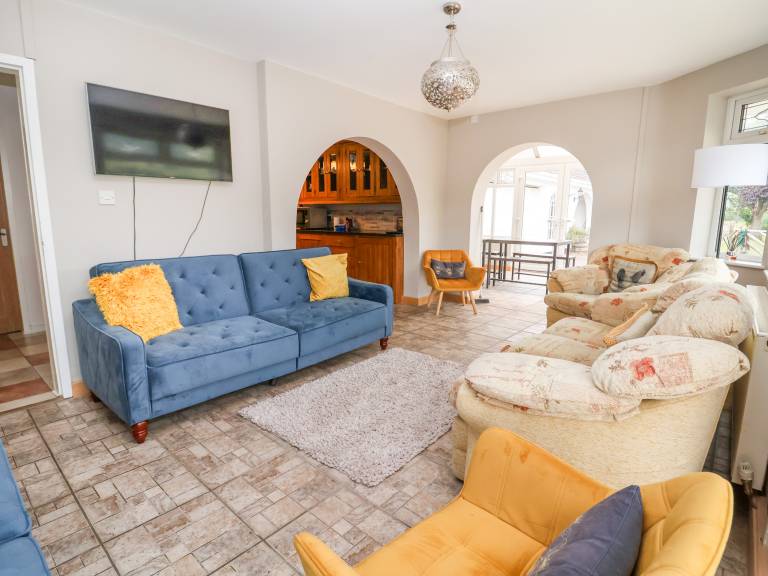 Family-friendly lovely cottage with hot tub, garden & barbecue | Pets are welcome — photo 3