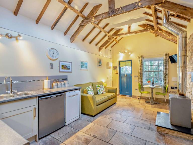 Fully equipped cottage with yard | Pets allowed — photo 3