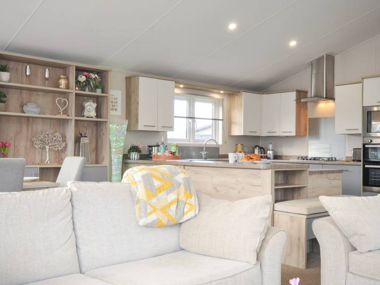 Cottage with garden & hot tub | Beach view — photo 4