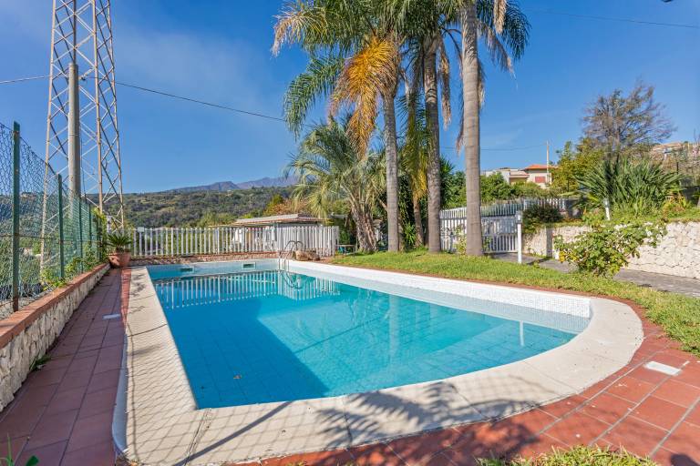 Apartment with garden, patio & private pool | Garden view — photo 2