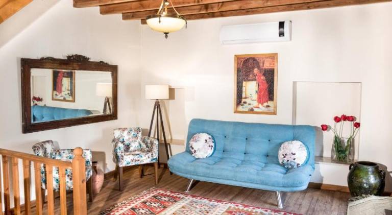 Villa with yard & patio | Pet-friendly — photo 2