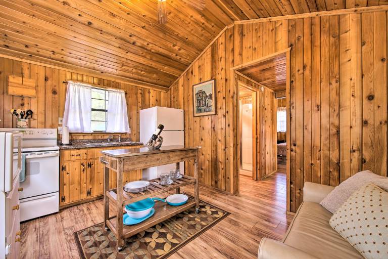 Couples Cabin w/ Luxury Deck, 1 Mi to Canyon Lake! — photo 5