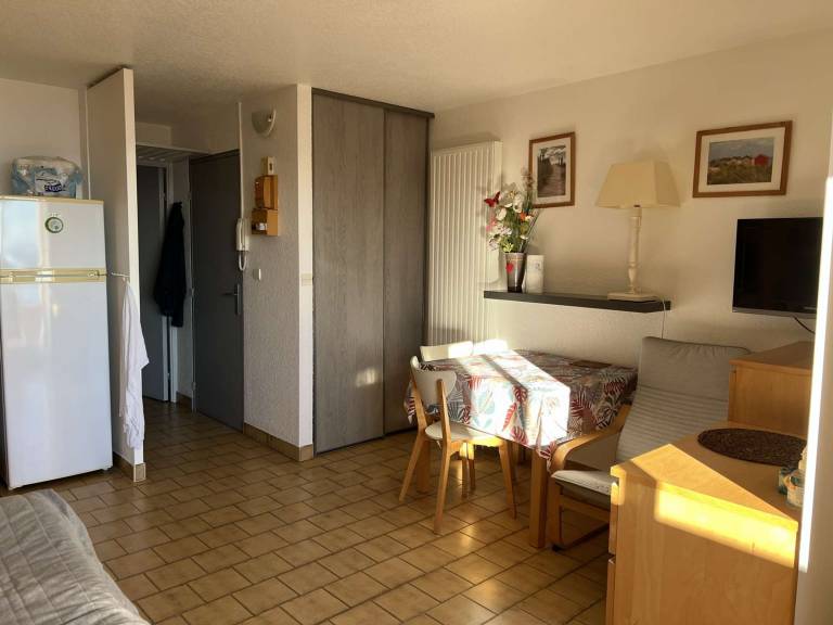 Quiet Studio Cabin, Close to Beach, Washing Machine, Pets OK — photo 4