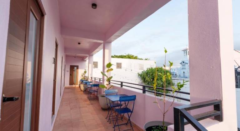 Room 2 Stylish Stay with Free Parking at Calle Cerra — photo 2
