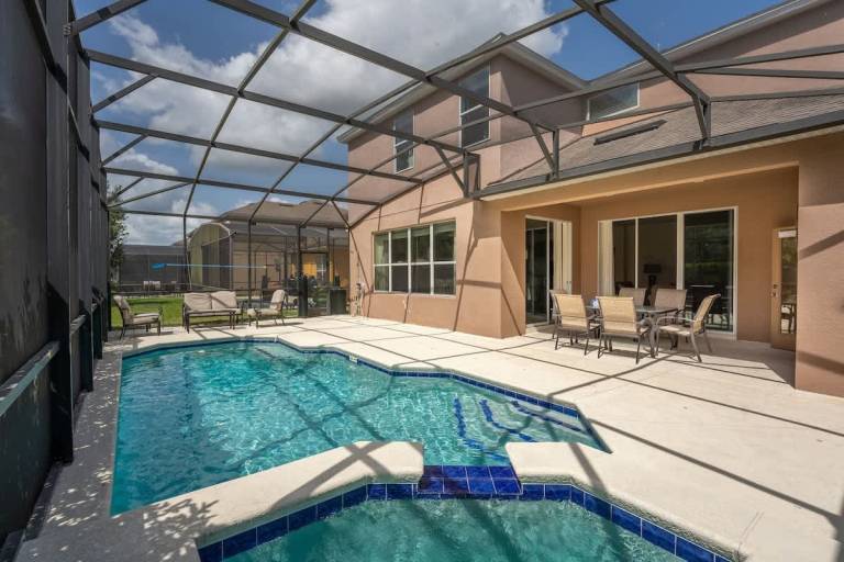 Fully equipped lovely villa with yard, private pool & hot tub | Dogs allowed — photo 3