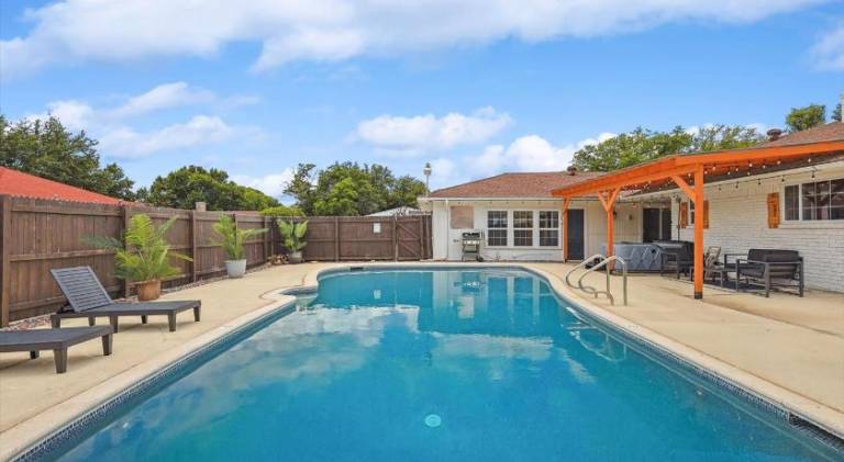 House with pool | Pet-friendly in DeSoto, TX