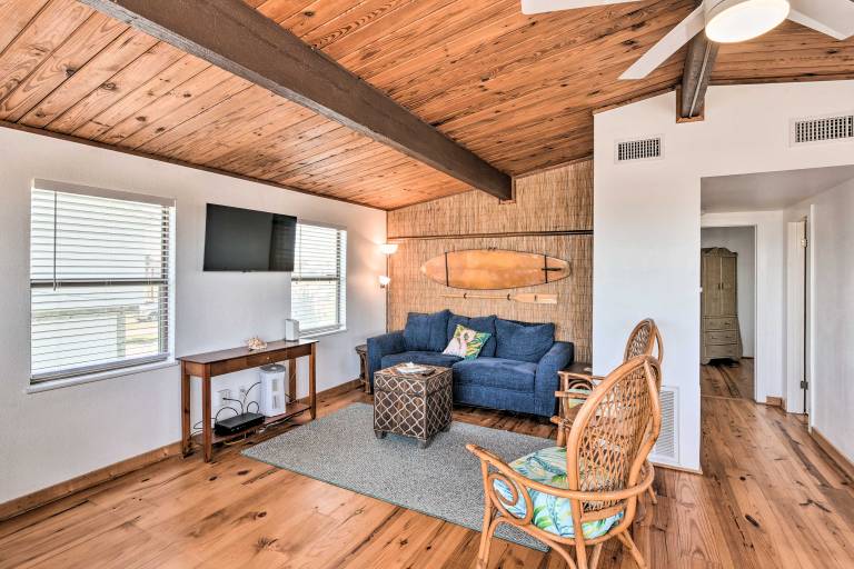 Gulf Coast Views! Coastal Winter Gem in Galveston — photo 5
