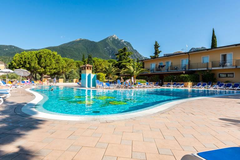 Beautiful mobile home with pool & terrace | Close to the beach | Pets allowed in Toscolano Maderno