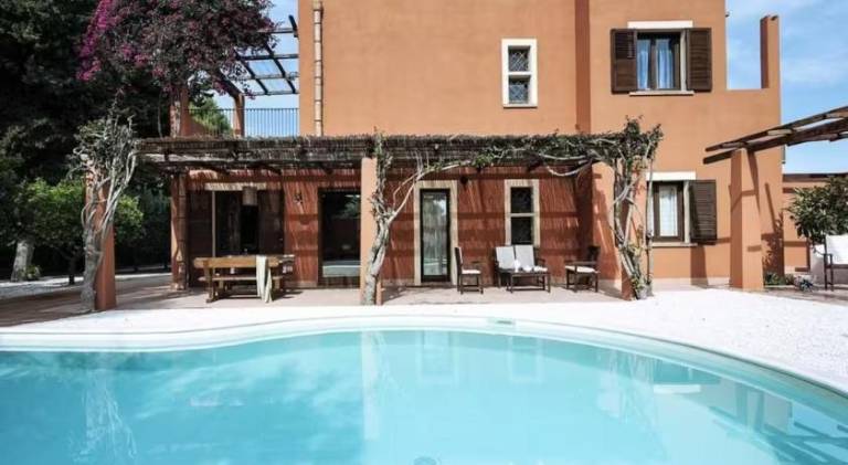 Villa with private pool, hot tub & patio | Perfect for remote work in Marsala