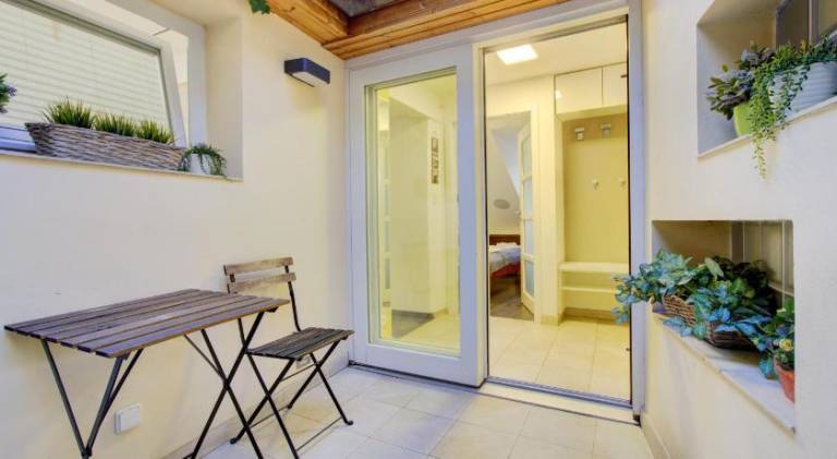 Apartment with patio | Close to Prague astronomical clock — photo 4