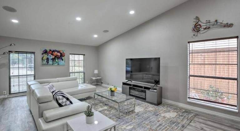 Wonderful house with pool & jacuzzi | Pets allowed in Garland, TX