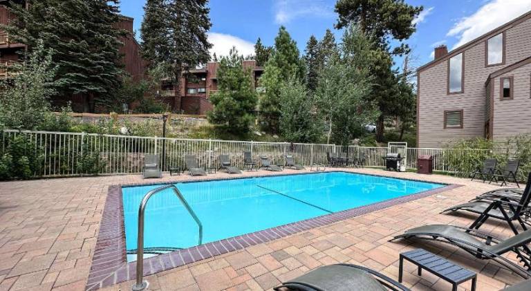 House with pool — photo 4