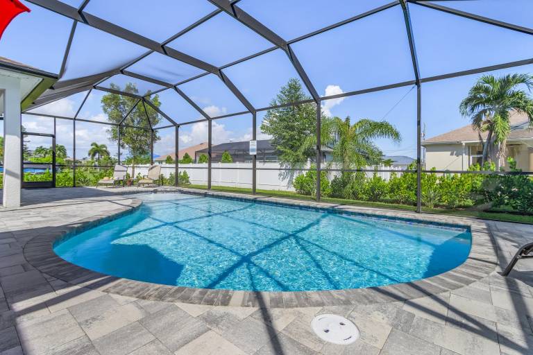 Vacation home with BBQ & private pool | Suitable for remote work — photo 2