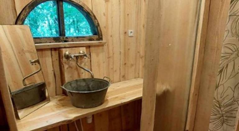 Lovely tent with hot tub | Pets are welcome — photo 5