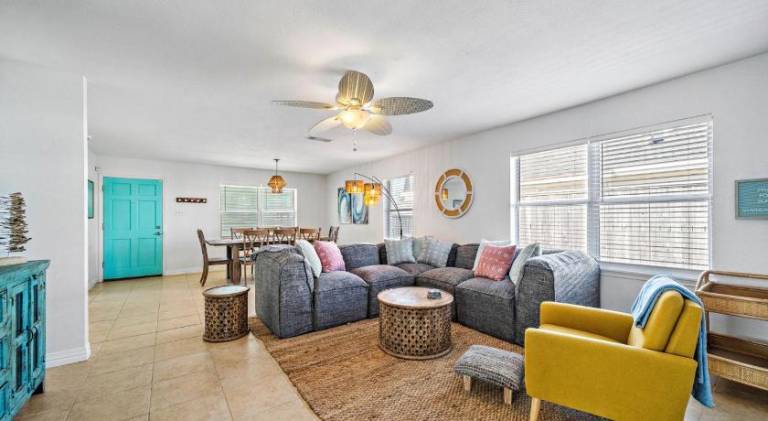 Fully equipped house with garden, grill & private pool | Beach nearby | Perfect for remote work | Pets allowed in Galveston, TX
