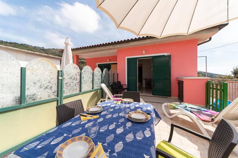 Rental apartment with patio — photo 4