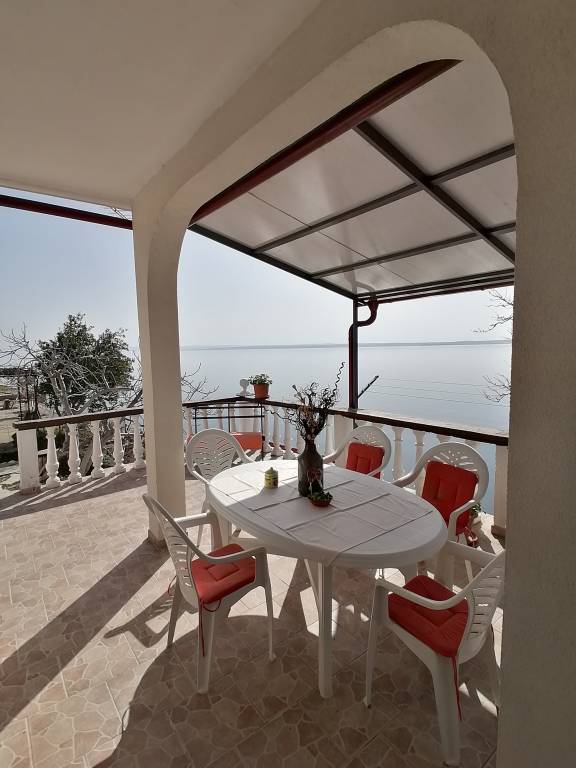 Holiday apartment with air conditioning right on the water — photo 5