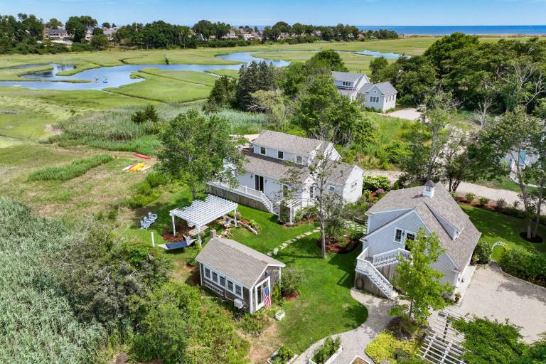 Family-friendly spacious vacation home with terrace, BBQ & garden | Water view | Pet-friendly — photo 5
