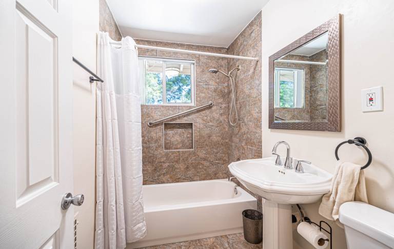 Pet Friendly New Remodel 2bd first floor enclosed garage — photo 4