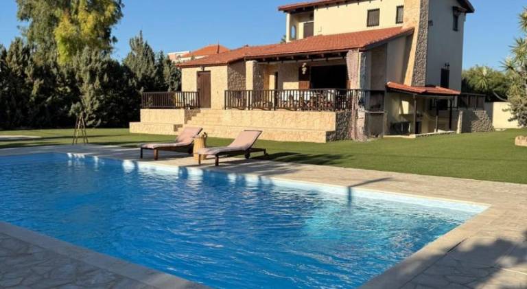 Villa with pool | Pet-friendly — photo 3