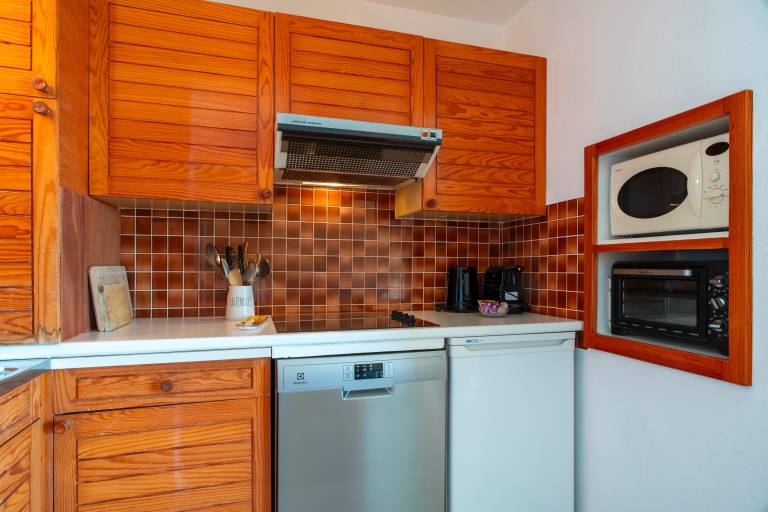 Family-oriented rental apartment with yard, grill & patio | Sea view | Beach nearby | Pet-friendly — photo 3