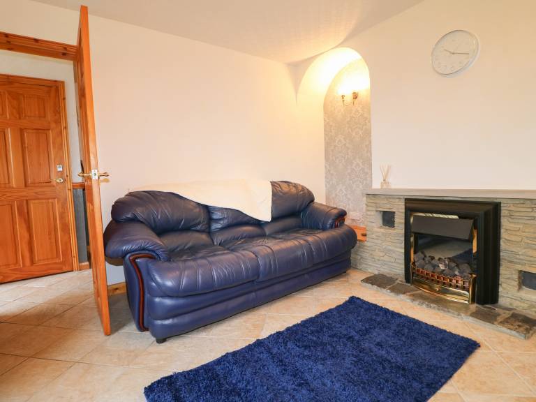 Family-oriented cottage with yard | Pet-friendly — photo 3