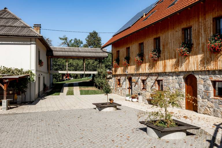 Hostel  Podcerkev