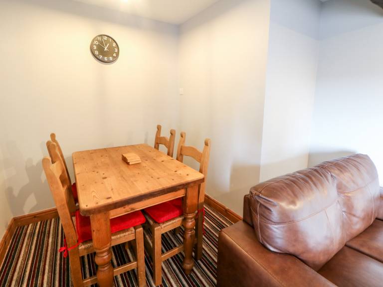 Cottage with garden — photo 4