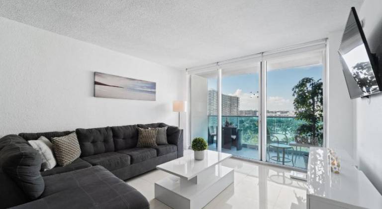 Oceanfront Luxury Condo - Private Beach Access, Pool & Game Room — photo 2