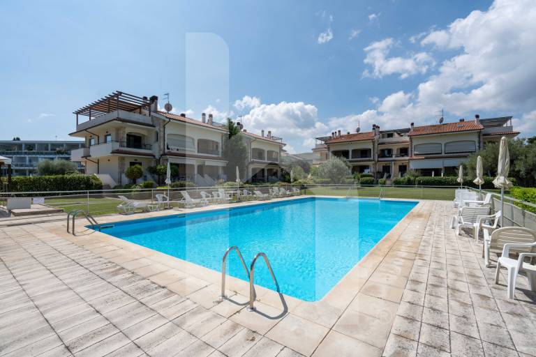 Holiday apartment with pool & patio | Sea view in Pineto