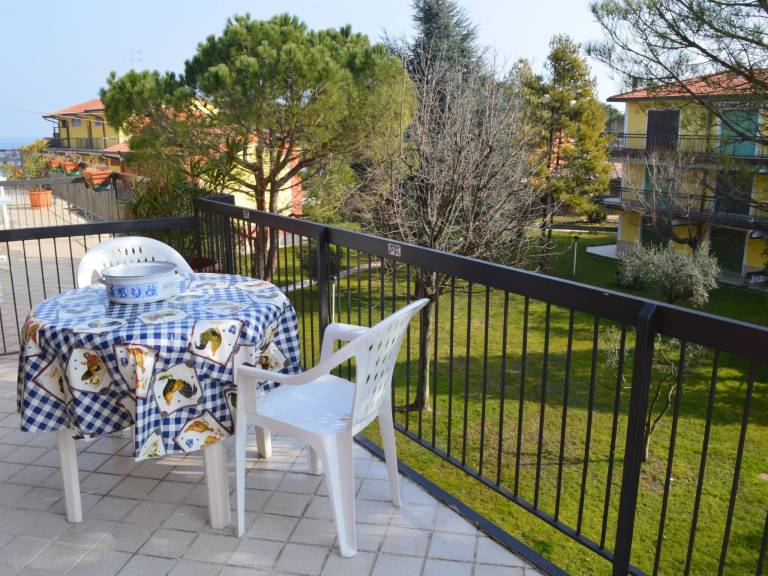 Apartment with patio — photo 5