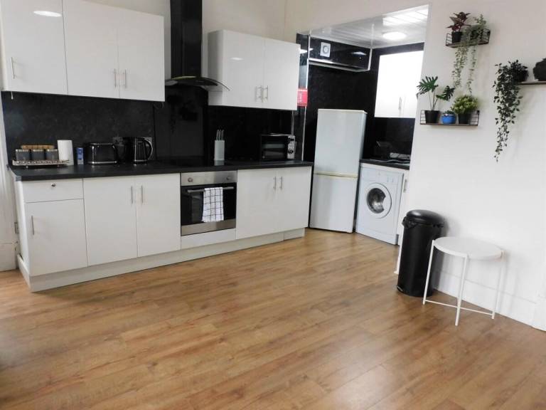 Apartment Paisley