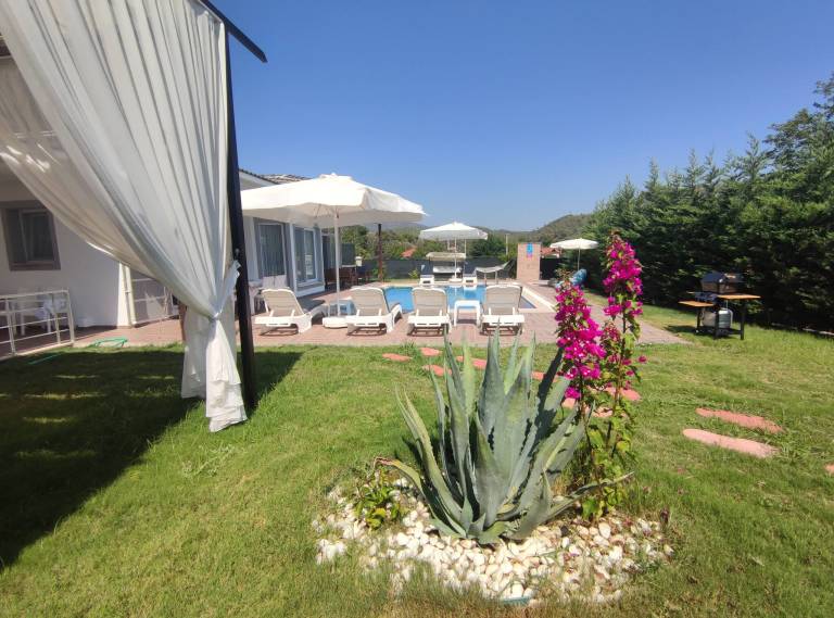 Villa with yard, private pool & grill — photo 3