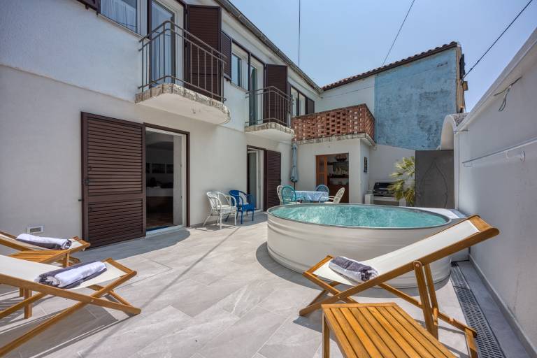 Vacation home with grill, garden & private pool — photo 3