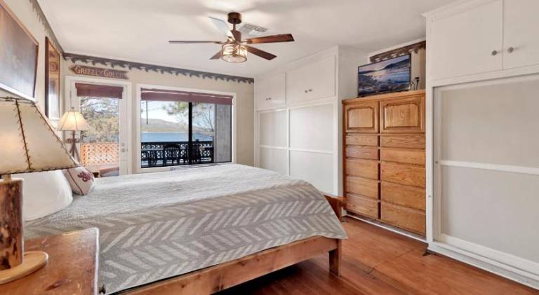 Vacation home with jacuzzi, heated pool & barbeque — photo 2