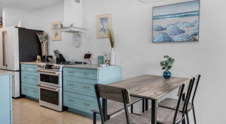 Vacation home with jacuzzi | Close to the beach | Pets allowed — photo 3